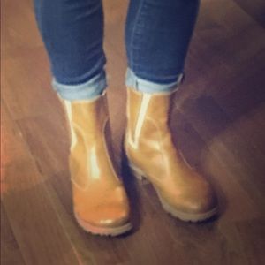 Bogs waterproof leather boots size 7.